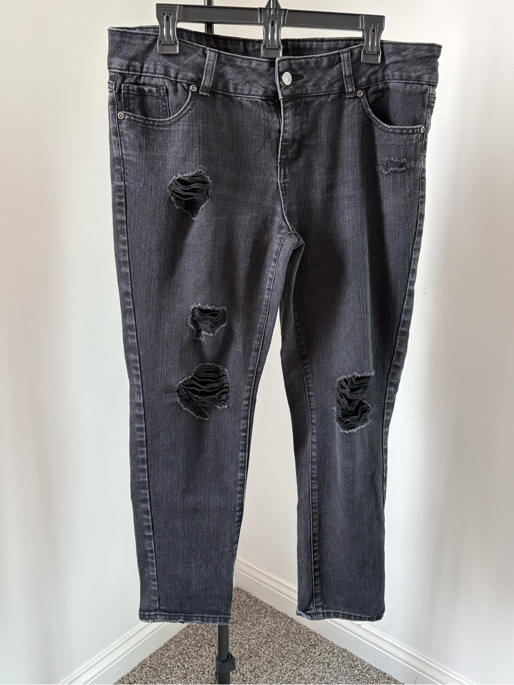 Soho Women’s Black Distressed Ankle Jeans